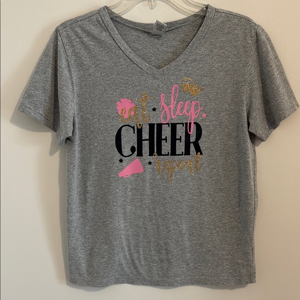 Kavio Cheer Gray V-Neck Tee
